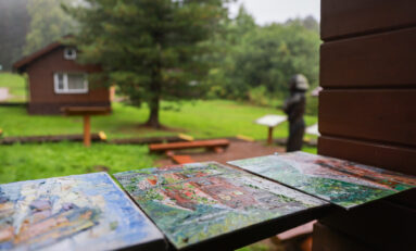 В Арт-резиденции на Столбах молодые художники творят несмотря на дождливую погоду