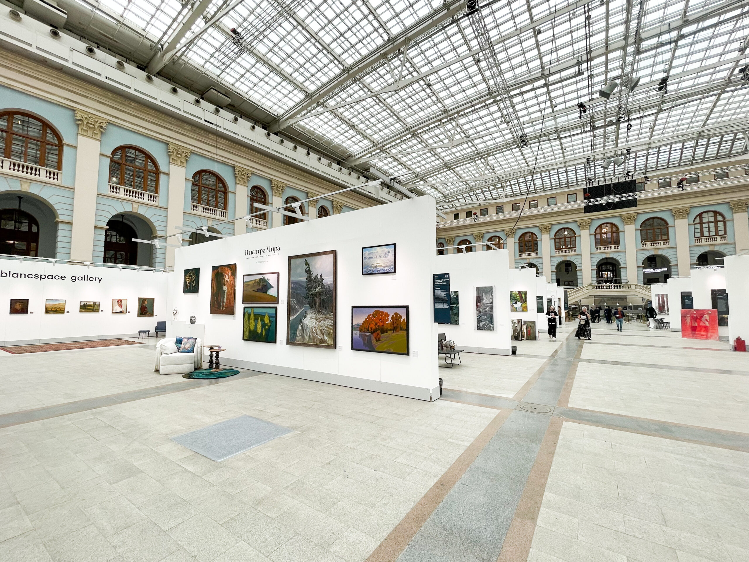 Галерея сибирского искусства «В центре Мира» впервые представляет красноярских художников и дизайнеров на Ярмарке академического искусства «Арт Россия. Классика. Новый взгляд» в Москве