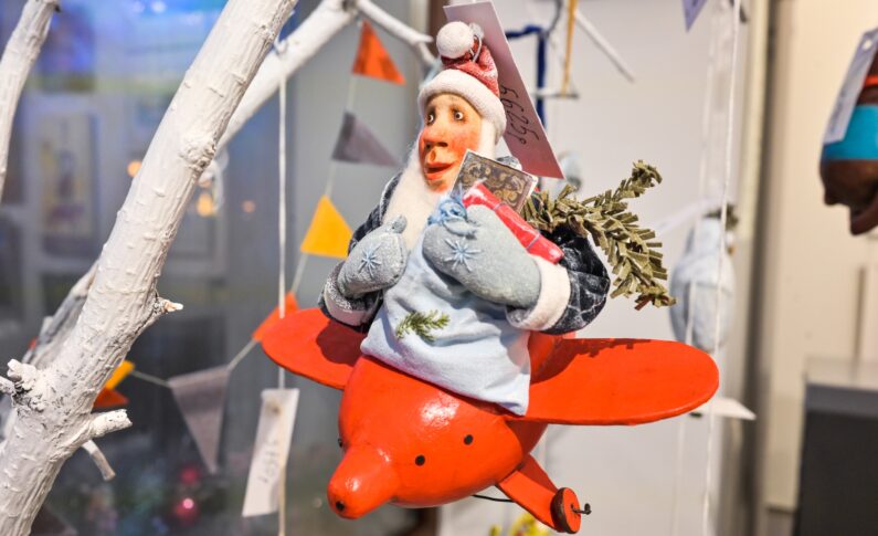 Галерея «В центре Мира» объявляет конкурсный отбор на «Новогодний арт-маркет» до 24 ноября