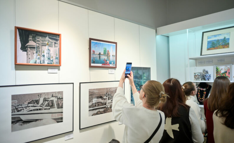 Вакансия администратора-галериста в Галерею «В центре Мира»