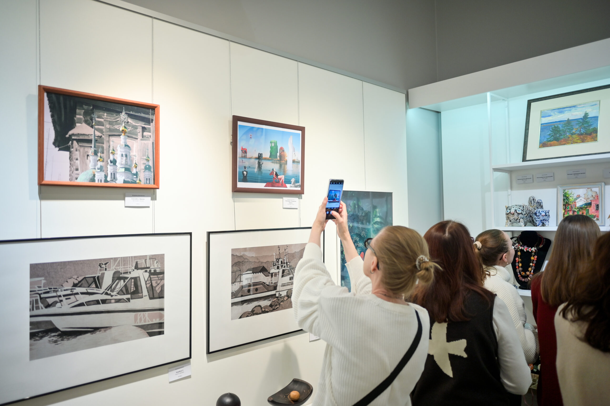 Вакансия администратора-галериста в Галерею «В центре Мира»