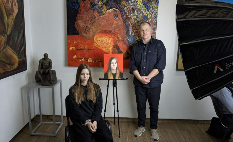 Участники СВО и члены их семей посетили творческую портретную сессию в рамках выставки «Территория надежды» краевого художественного проекта «Герои.Надежда.Голоса»