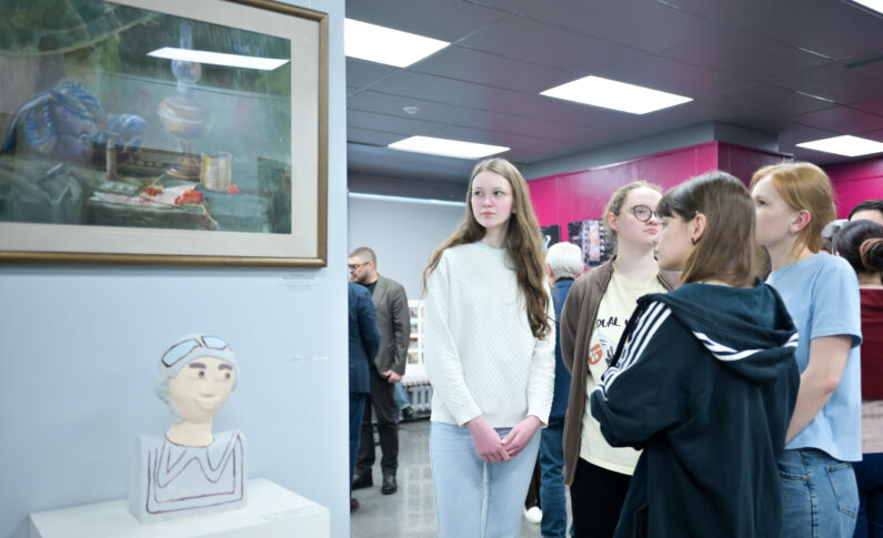 Состоялось открытие выставки «Молодые голоса» / 6+