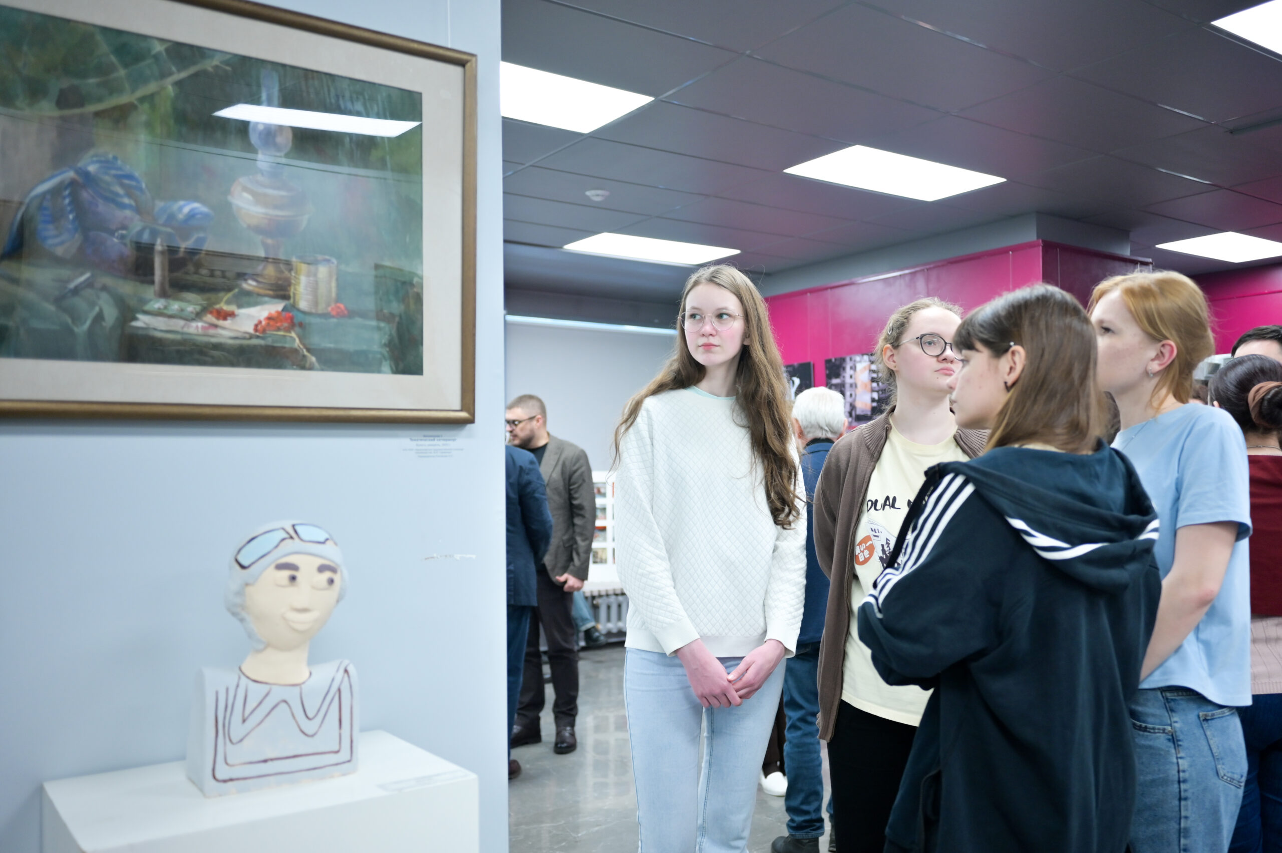 Состоялось открытие выставки «Молодые голоса» / 6+